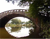 公園の緑に映える諫早眼鏡橋